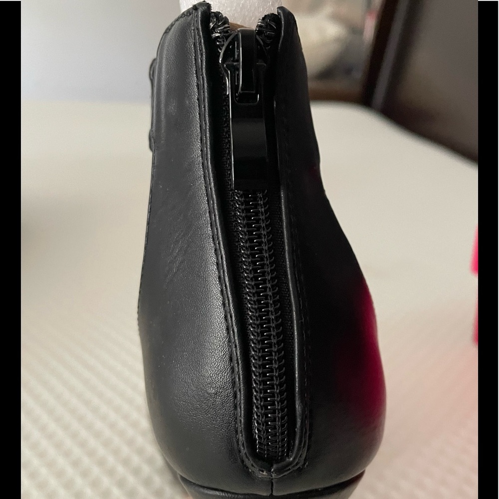 Great condition and kept wrapped in the box. Only worn once.